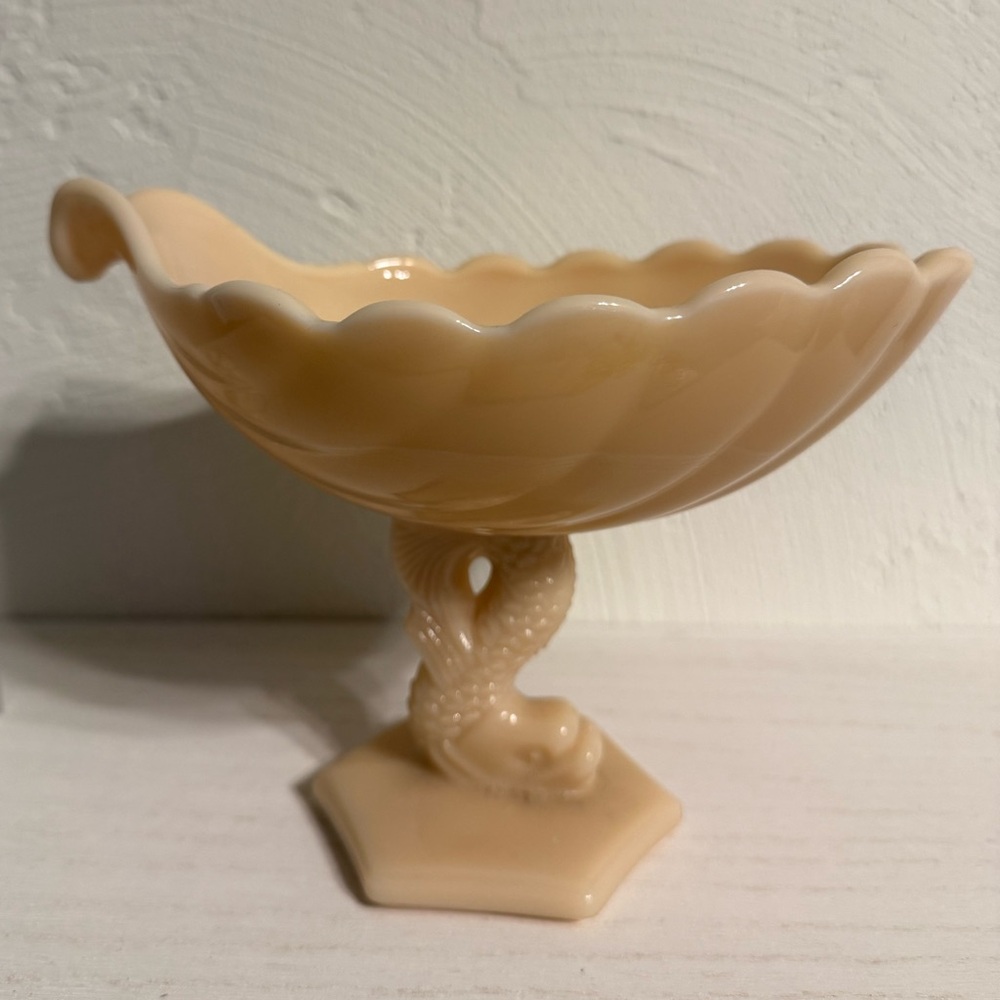 Westmoreland shell shaped bowl on pedestal
